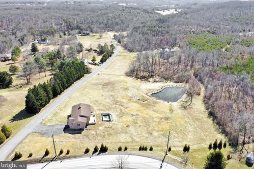 16 Spring Valley Dr, Berkeley Springs, WV 25411-6149