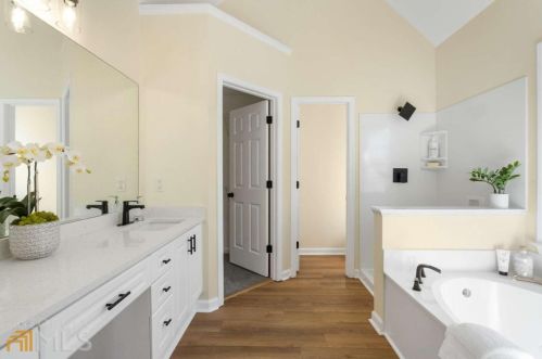 4860 Highland Lake Dr, Atlanta GA  30349-3913 exterior