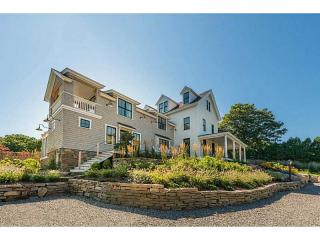18 Wauwinnet Ave, Westerly, RI 02891-5735