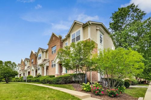 8335 Concord Dr, Morton Grove, IL 60053-2234