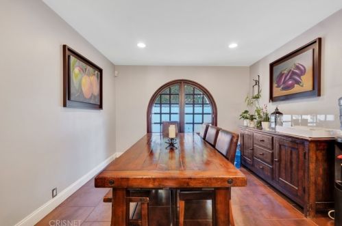 1664 Las Flores Dr, Glendale CA  91207-1200 exterior