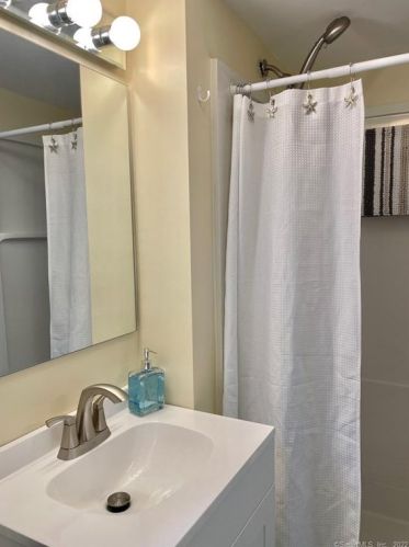 20 Beckwith St, Niantic CT  06357-3202 exterior