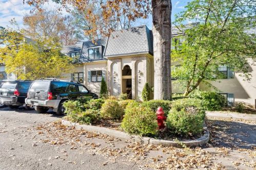 34 Chaumont Sq, Atlanta, GA 30327-1028