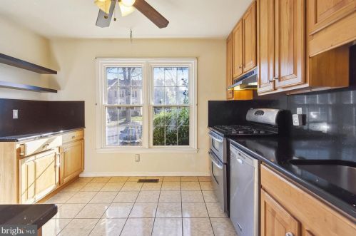 7410 Erska Woods Ct, Springfield, VA 22153-2002
