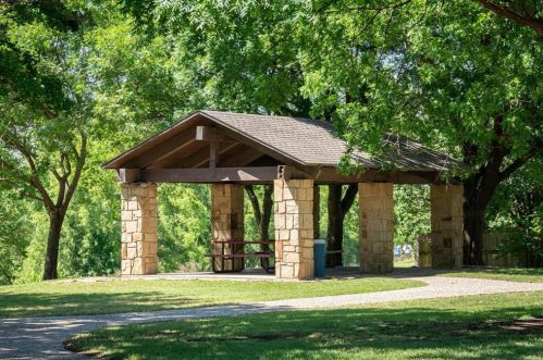 1917 Middle Gln Dr, Carrollton TX 75007-2418 exterior