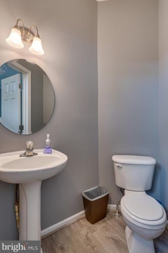 33 Holmes Dr, Charles Town WV 25414-4412 exterior