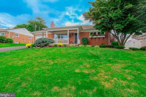 26 Crestview Dr, York, PA 17402-4907