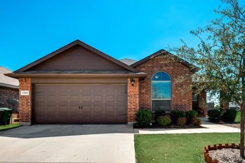 1700 Kings Glen Ln, Fort Worth, TX 76140-5783