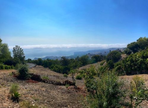 4 Spur Ln, Palos Verdes Estates, CA 90274-5020