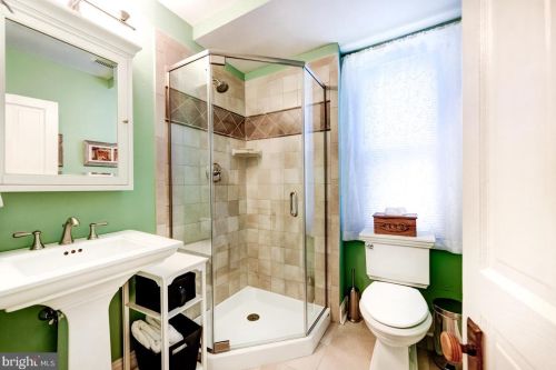 225 Gravers Ln, Philadelphia PA 19118-2802 exterior