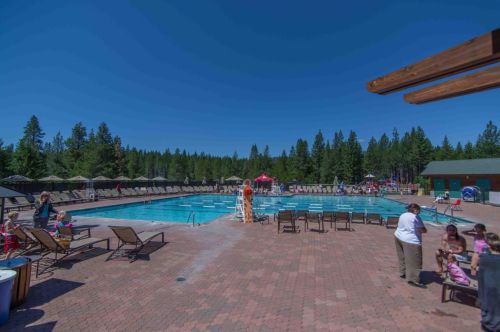 13610 Hillside Dr, Truckee CA  96161-6867 exterior