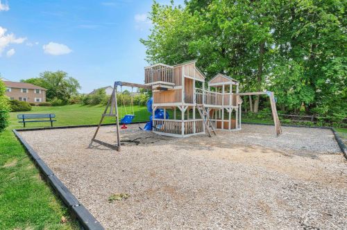 407 Elmwood Dr, Hudson NH  03051-3242 exterior