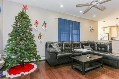 21 Alcazar Ave, Providence, RI 02919-5204