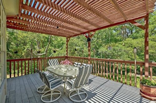 3918 Caney Crk Rd, Austin TX  78732-2216 exterior