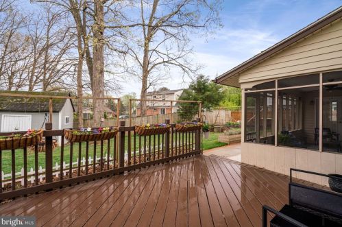 8811 Kenilworth Dr, Springfield VA  22151-1103 exterior