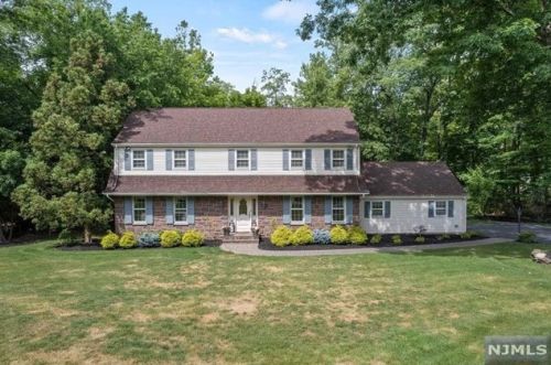 41 Clover Ln, Upper Saddle River, NJ 07458-1807