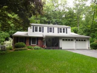 37 Taunton Lake Dr, Newtown, CT 06470-1528
