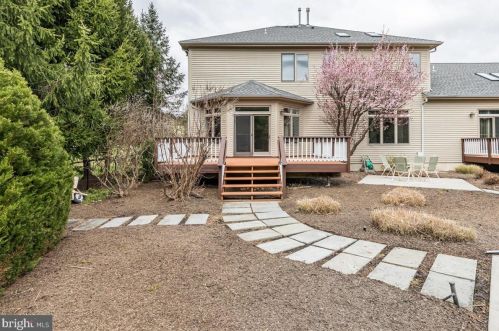 8 Tomlyn Dr, Princeton NJ  08540-4316 exterior