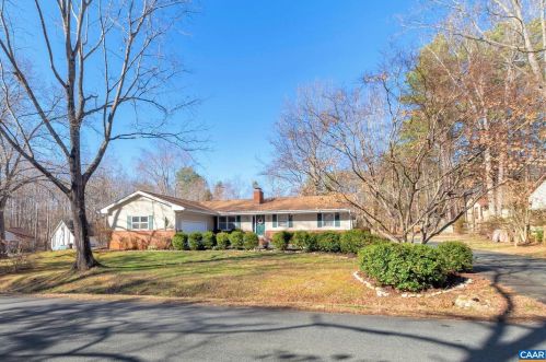 49 Stonewall Rd, Bybee, VA 22963-3323