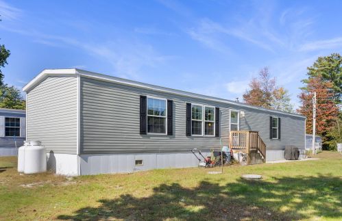 5 Holiday Ln, Standish, ME 04084-6636