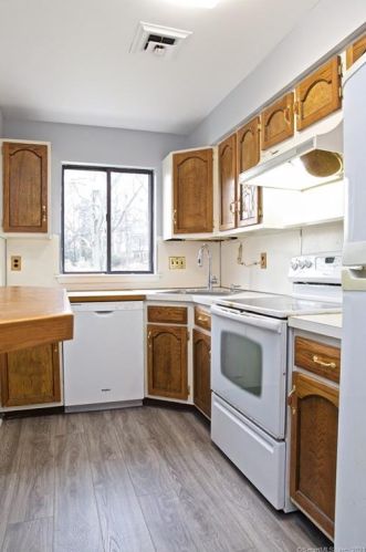2 Ledgebrook Dr, Norwalk, CT 06854-1016