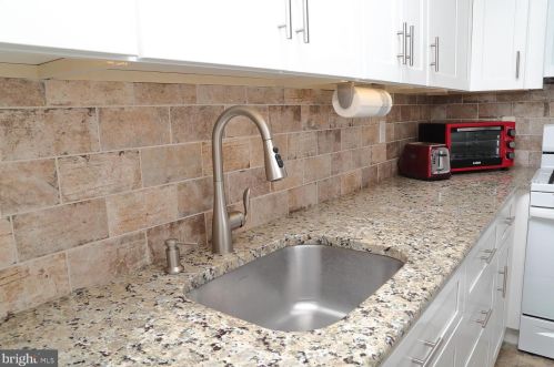 207 Valleybrook Dr, Lancaster PA  17601-4623 exterior