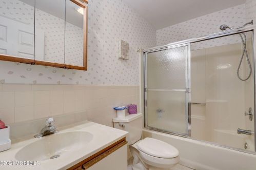 16 Pennsylvania Ave, Lavallette NJ 08735-2437 exterior