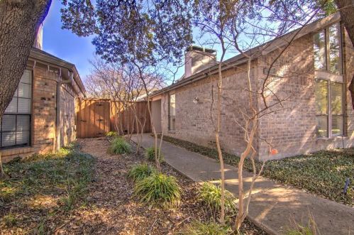 14822 Sopras Cir, Addison TX  75001-4411 exterior