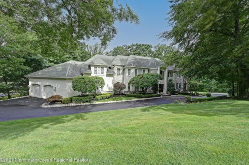8 Round Hl, Holmdel Village, NJ 07733-1917