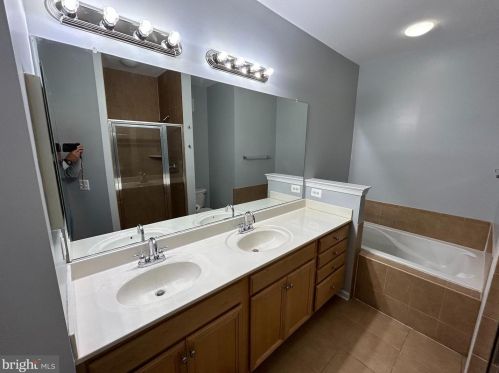 7074 Little Thames Dr, Gainesville, VA 20155-4048