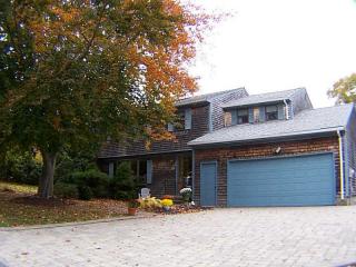108 Heritage Dr, Portsmouth, RI 02871-3110