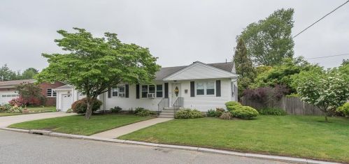 111 Hilary Dr, Providence, RI 02908-1911