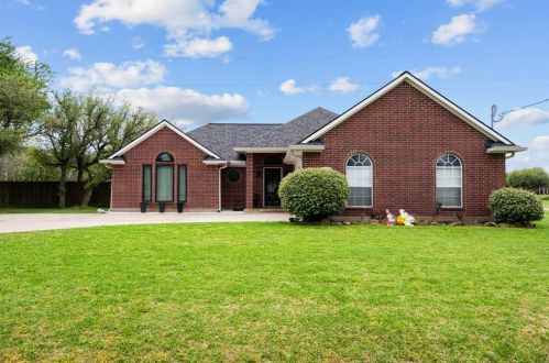 1007 Garden Oaks St, Columbus, TX 78934-1688