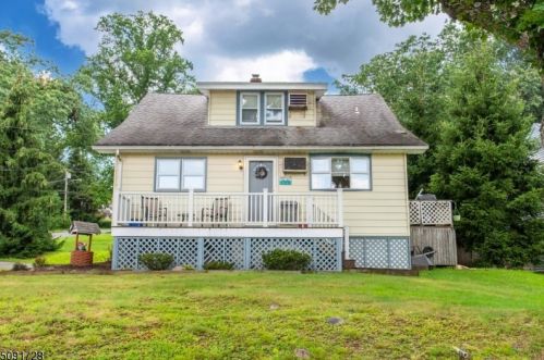 107 Vreeland Ave, Bloomingdale, NJ 07403-1117