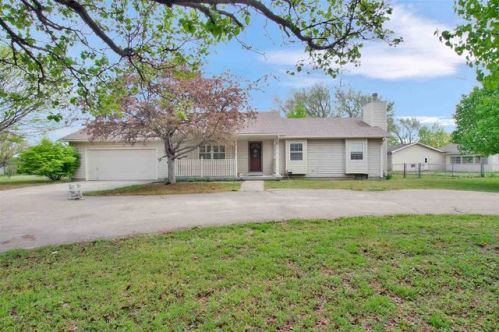 908 Betsy Ross Dr, Andover, KS 67002-8000