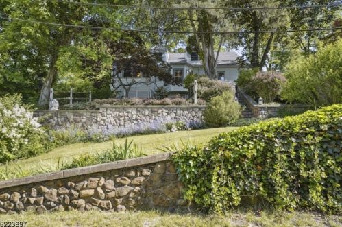 56 Sunnyslope Ave, Millington, NJ 07946-1426