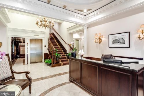 211 4th St, Philadelphia PA 19106-1801 exterior