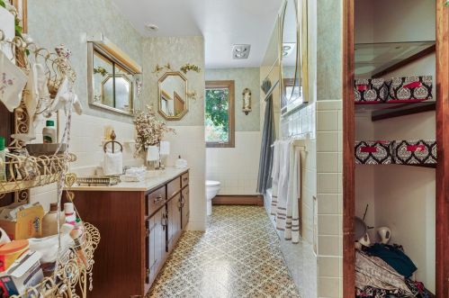 2 Fairway Dr, Hudson NH 03051-5206 exterior