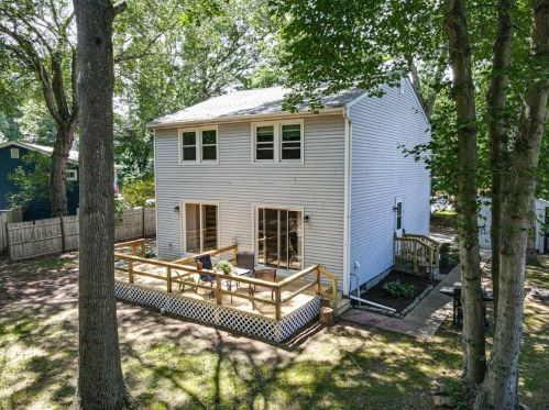 3 Lyndale Ave, Warwick, RI 02889-2307