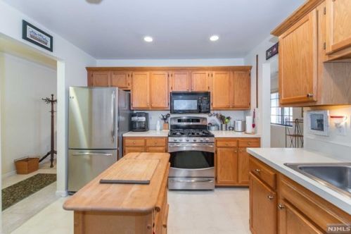 2716 Hemingway Ln, Mahwah, NJ 07430-2385