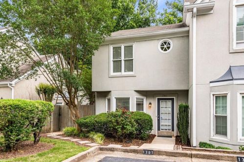1301 Defoors Lndg, Atlanta, GA 30318-7548