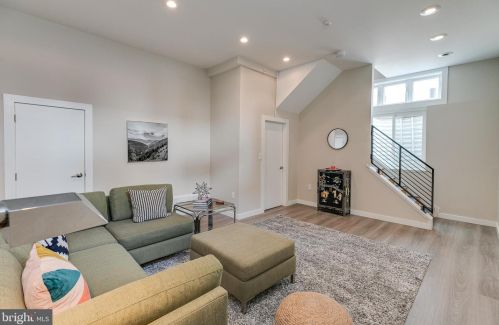 720 4 St, Philadelphia PA 19147-3127 exterior