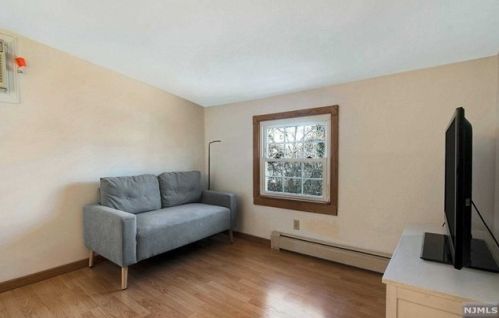 41 Glenview Ter, Cresskill, NJ 07626-2518