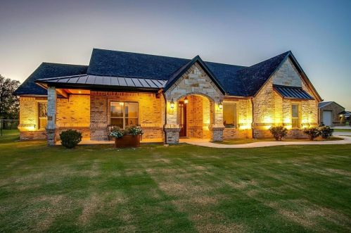 324 Antler Ridge Dr, Azle, TX 76020-1436