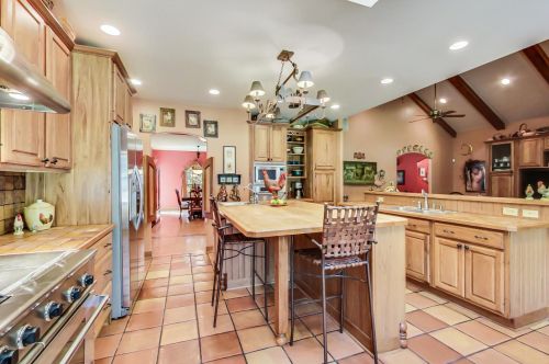 8901 Maple Ave, Willowbrook IL 60527-6469 exterior