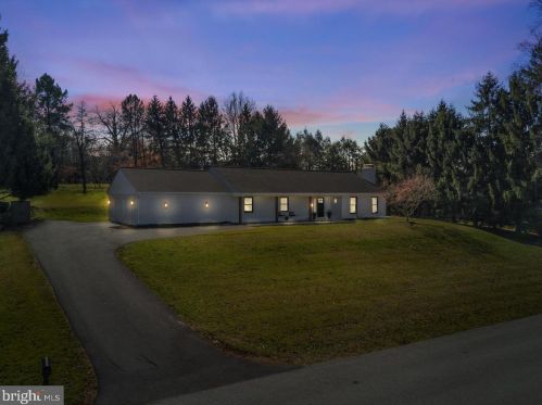 2146 Stonecrest Dr, Lancaster PA  17601-5437 exterior