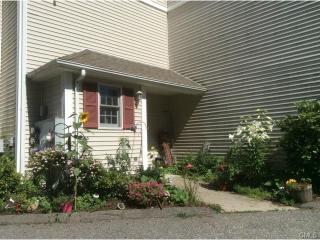 32 East Ct, Derby, CT 06418-2641
