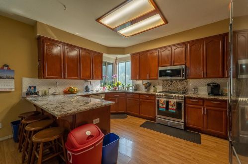 853 Neal Ct, Los Banos, CA 93635-5220