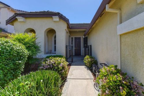 9904 Sorrentino Dr, Elk Grove, CA 95757-2808