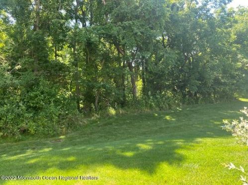 6 Claridge Ct, East Freehold NJ  07728-3910 exterior